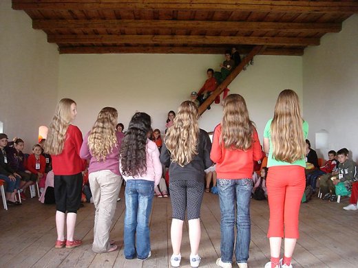 A leghosszabb hajú kislány lesz a vár-tábor első királynője.