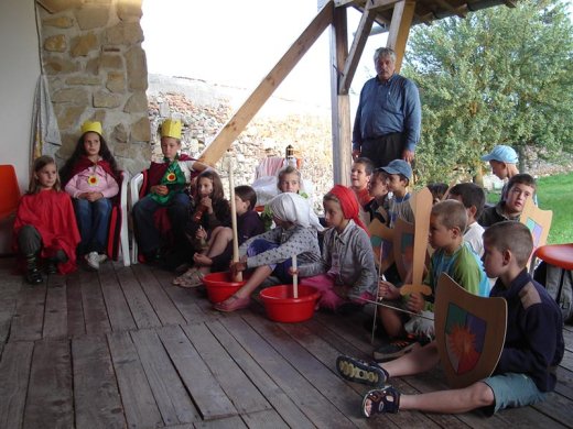 A királyi udvar egész népe szájtátva, és elég álmosan hallgatja az öreg mesemondót.