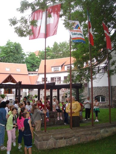 Fönt a Napsugár-zászló, zeng a tábornyitó ének, csak a nap kéreti magát egy kicsit... mondjuk holnap reggelig.