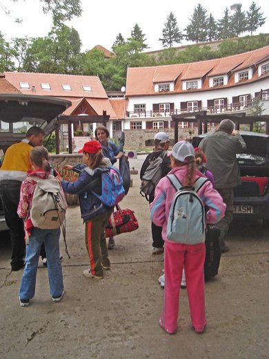 Ez már Illyefalva, de még nem maga a táborhelyünk, hiszen az fönnebb, a domb tetején van: igazi fellegvár. Legalábbis ma még az. Reméljük, hogy holnapra ragyogó „Napsugár-vár” lesz.