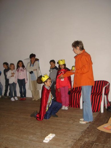 Első Levente király, légy bátor, igazságos és bölcs királya Napsugár-országnak.  A vár népe megválasztotta, Emese néni királlyá avatta a tábor első uralkodóját.