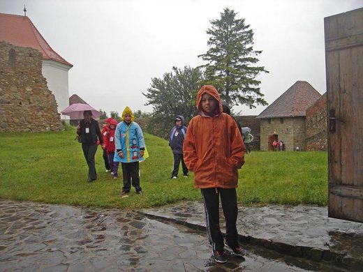 Esik az eső, ázik a mező és a vár, de nem haragszik sem a katona, sem a király. Előkapja a köpönyegét, és úgy megy reggelizni.