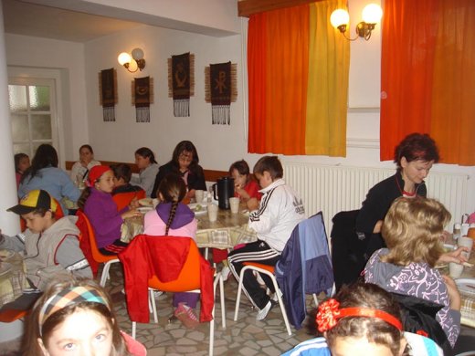 Finom a vasárnapi reggeli, farkaséhes az udvar népe.