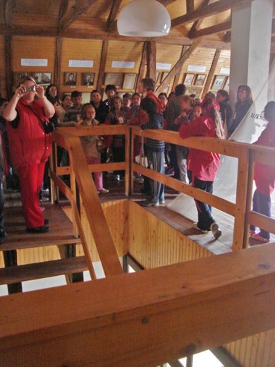 Mindhármuknak mellszobrot avattak a Séra-kúria előtt, és kiállítás idézi emléküket a kúriában – amit persze mi is megnéztünk.