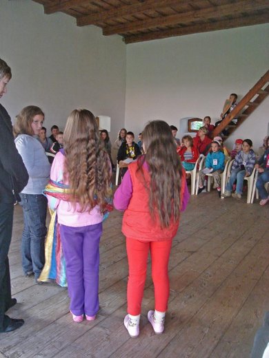 Két kislánynak egyforma hosszú a haja, tehát az ész hosszúságát is hozzáadtuk a hajéhoz. Az lett a királyné, aki nehezebb találós kérdést adott fel az udvar népének.