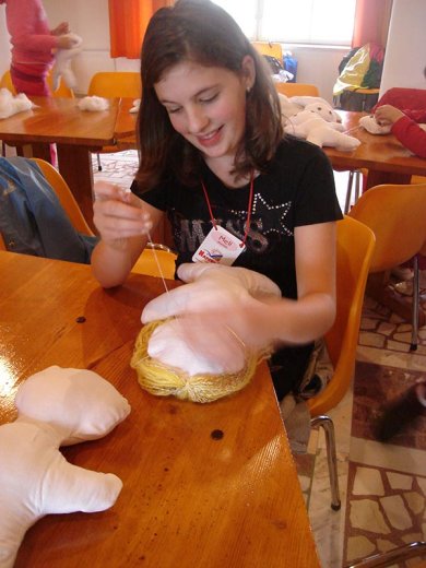 Anyuka, el nem hiszed, hogy milyen könnyű babát varrni! És közben gombot varrni, hajat fonni, lyukat beöltögetni is megtanulok.