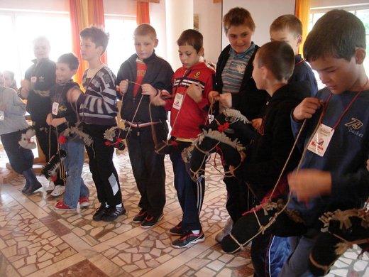 Lóra, vitézek, mert kezdődik az ugratás. A zsineget szép kislányok tartják, csak nem botlunk meg benne!