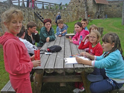 Ebéd utáni pihenő: örülünk a ritka-vendég napsütésnek, és törjük a fejünket a játékos feladatokon, mert ezek tallért érnek.