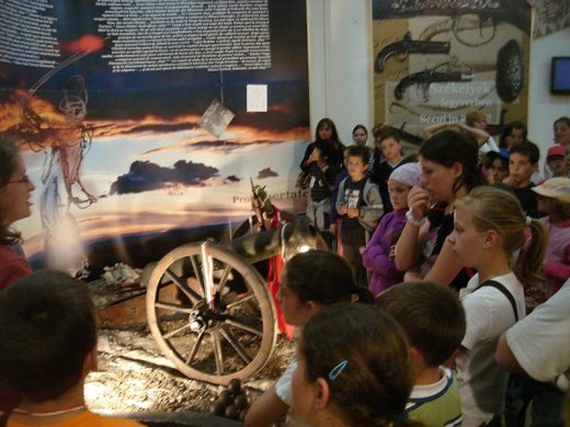 Gábor Áron rézágyúja fel van virágozva, nemzetiszín-szalagozva... mi meg csak ámulunk történelmünk kincseit látván.