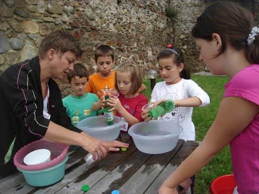 Minden tanító néni egy-egy játékos, mókás próbatétel elé állított: ha megoldottuk, pontot szereztünk.