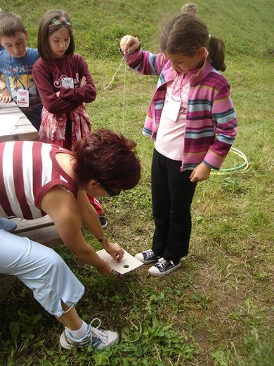 Mire jó a ceruza? Fejtörőt, anyanyelvi játékot is lehet vele oldani, és felfüggesztve, kisebb-nagyobb lyukakba is lehet célozgatni vele.