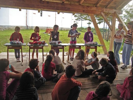 Tente, baba. A kislányok a maguk varrta és a még aznap, az királyi udvarban megkeresztelt babákat öltöztették, altatták.