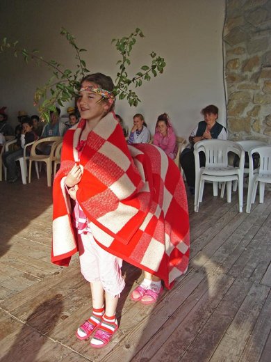 Kezdődik a jelmezbál. A csodaszarvas agancsa ezer ágú-bogú.