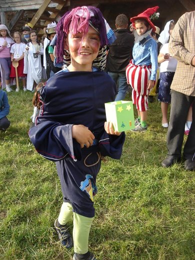 Áron csupa-ötlet és csupa-szín bohócnak öltözött.