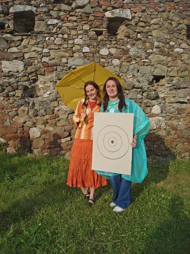 Kati és Lili tanci jelmeze ennek a hétnek a jelképe lehetne: hol napos, hol esős, de mindig jókedvű.